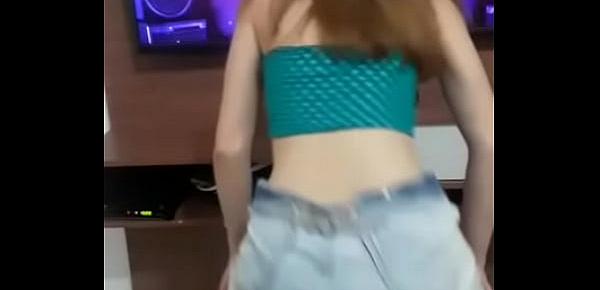  Luana Correa rebolando gostoso enquanto escuta funk